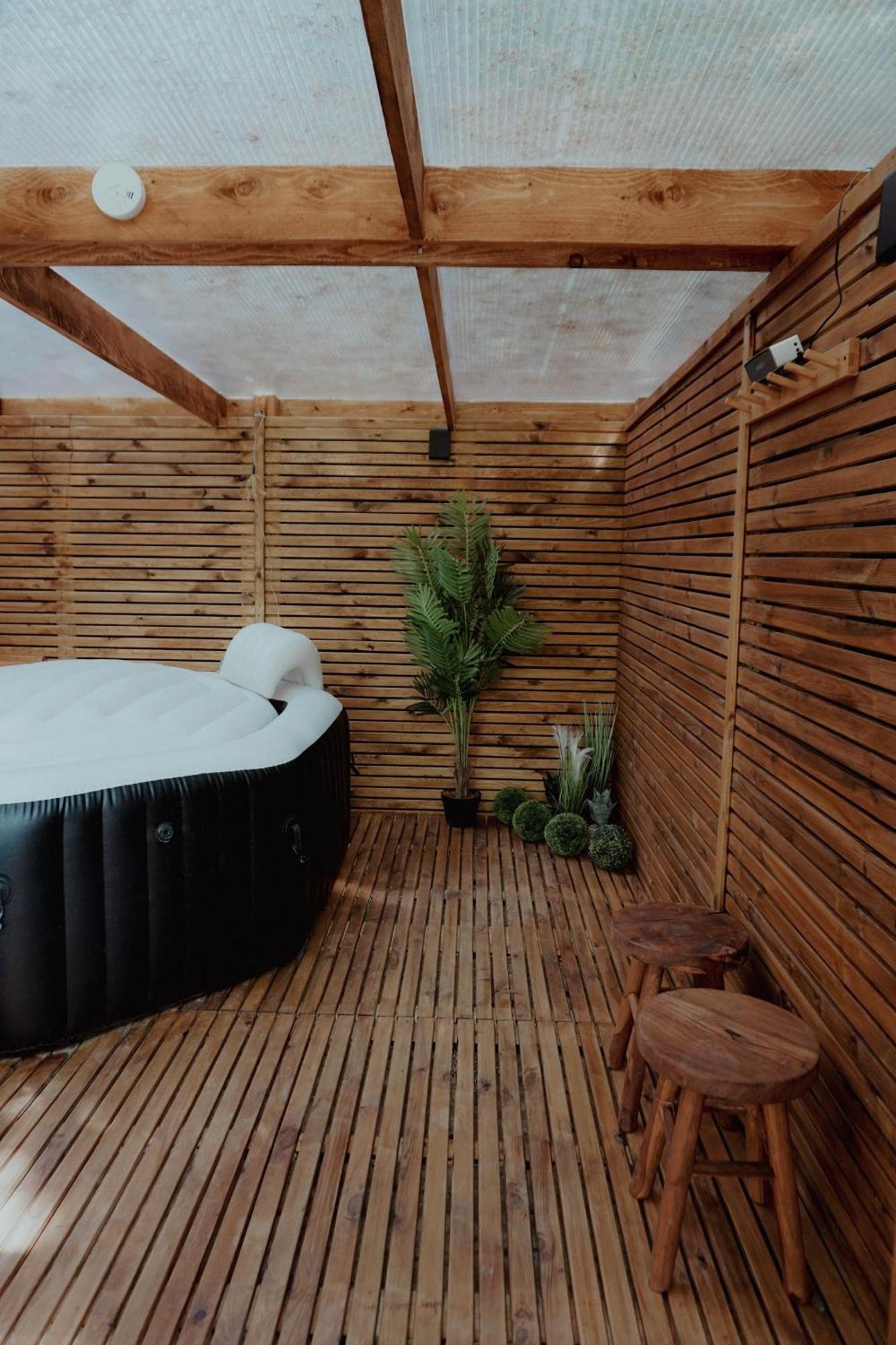 Le Chalet Tipi Avec Jacuzzi Et Jardin Труа Экстерьер фото