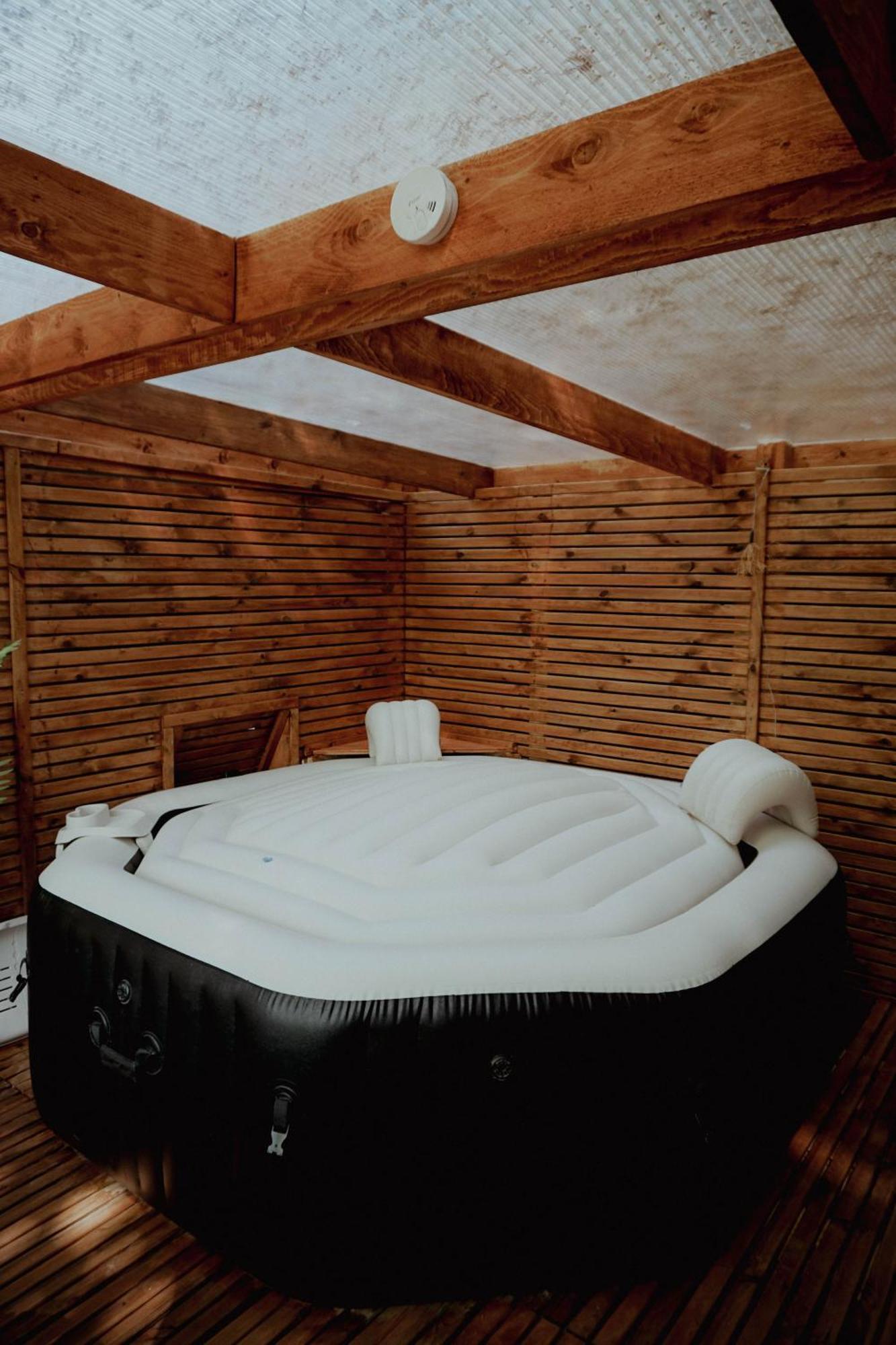 Le Chalet Tipi Avec Jacuzzi Et Jardin Труа Экстерьер фото
